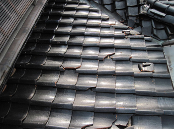  西盛瓦商店 西盛　石川県金沢市 葺き替え施工前の状態　経年による屋根劣化 屋根瓦の剥がれ、ズレ、色あせ