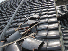  石川県金沢市  西盛瓦商店　西盛　葺き替え　雨漏り　瓦のずれ、剥がれ落ちてしまっている部分が見受けられます