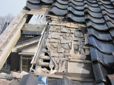 西盛瓦商店 西盛　石川県金沢市 葺き替え 屋根下地劣化　屋根劣化　風雨による劣化からの屋根の朽ち、崩れ落ち　