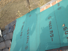 西盛　雨漏りを防止するために、防水ルーフィングを貼ります。　石川県金沢市 西盛瓦商店   葺き替え ルーフィング貼りかえ　防水対策　雨漏り対策