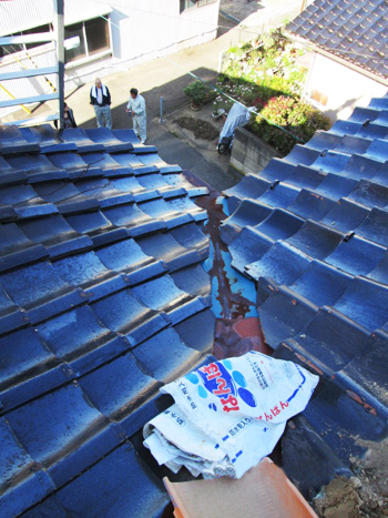 西盛瓦商店 金沢市 葺き替え　屋根の経年劣化　瓦の色あせ　欠け　ズレ