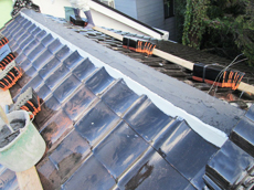 石川　金沢 西盛瓦商店 土台から隙間なく漆喰で塗り固めます