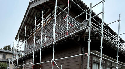 足場が組まれた様子の写真