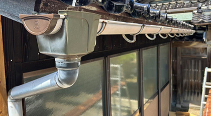 新しい白い雨樋の写真