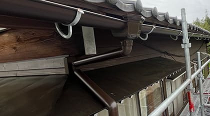 茶色の縦樋の写真