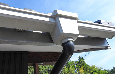 白い雨樋の写真